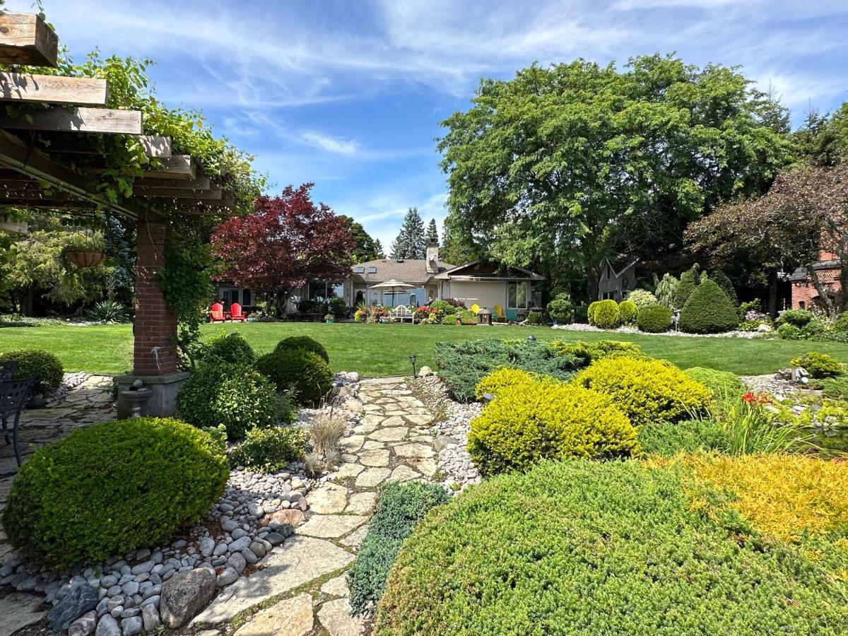 The Wind In The Willows - Luxury Lakefront Oasis Bed & Breakfast Cobourg Exterior photo