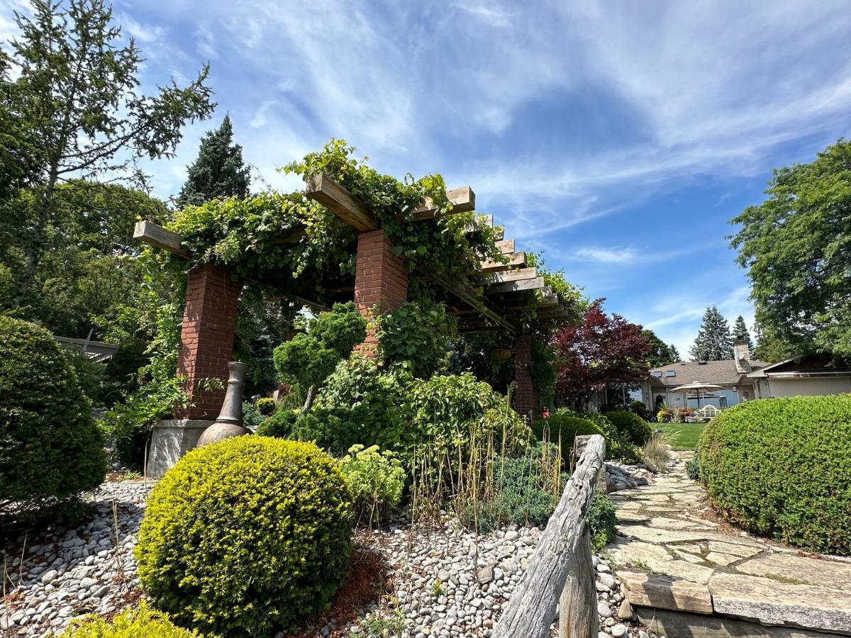 The Wind In The Willows - Luxury Lakefront Oasis Bed & Breakfast Cobourg Exterior photo